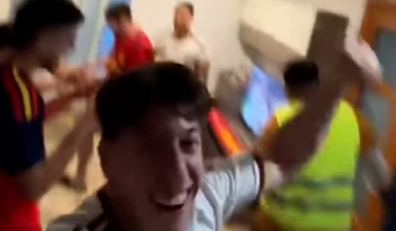 Pizza-Bote wird zum Star in viralem Fan-Video