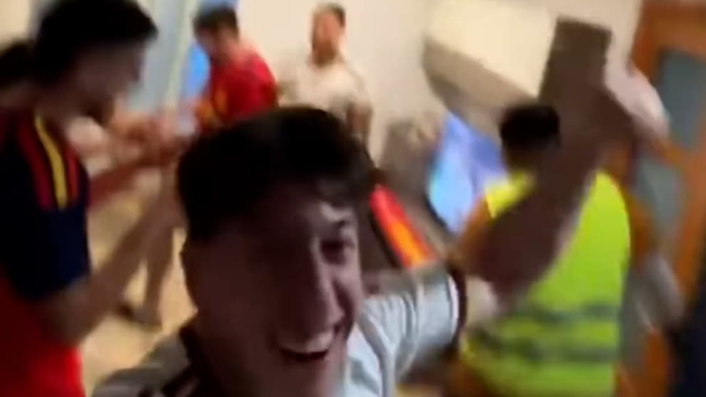Pizza-Bote wird zum Star in viralem Fan-Video