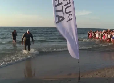 Pole schwimmt für den guten Zweck von Schweden nach Polen
