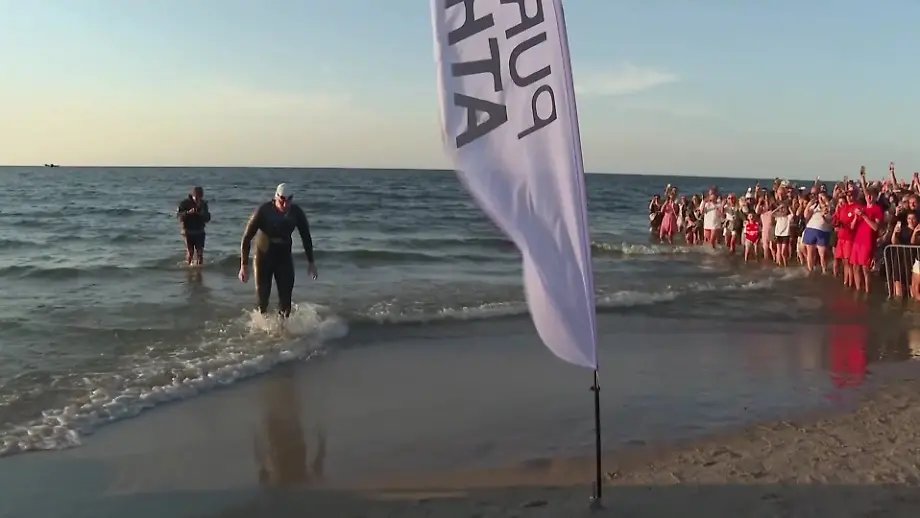 Pole schwimmt für den guten Zweck von Schweden nach Polen