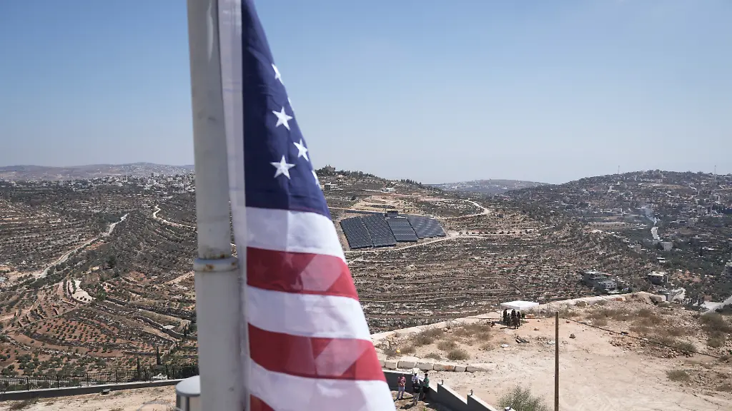 US-Fahne als Schutz im Westjordanland