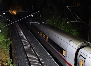 Baum fällt auf Oberleitung: Fahrgäste stundenlang im ICE gefangen