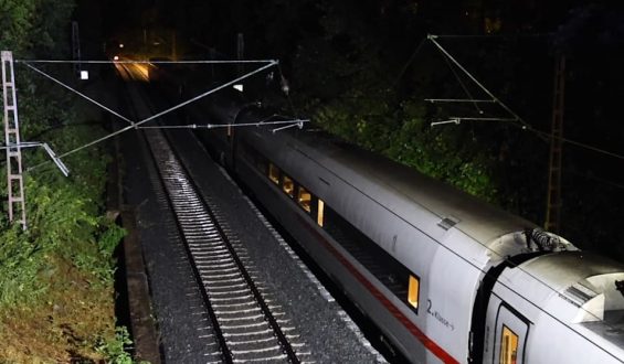 Baum fällt auf Oberleitung: Fahrgäste stundenlang im ICE gefangen