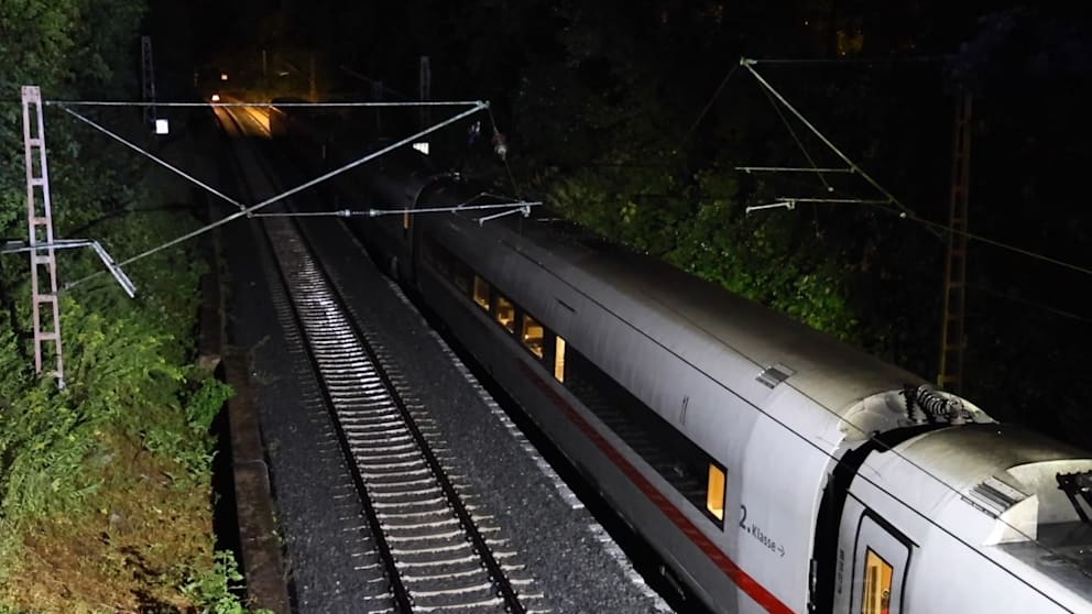 Baum fällt auf Oberleitung: Fahrgäste stundenlang im ICE gefangen