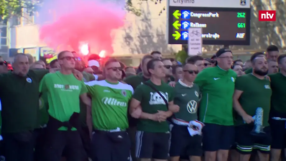 Wolfsburger Fans veranstalten eindrucksvollen Marsch vor Zweitligastart