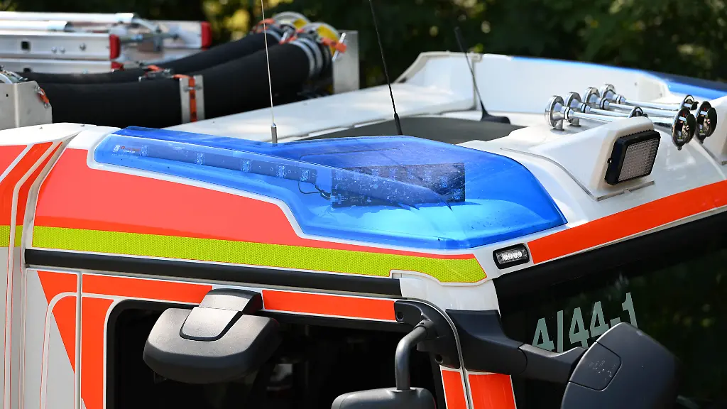 Streichergebnisse zweier Brände in Ottershofen: Feuerwehrleute verletzt, Millionenverlust