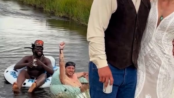 Country-Star überrascht Paar bei Hochzeit