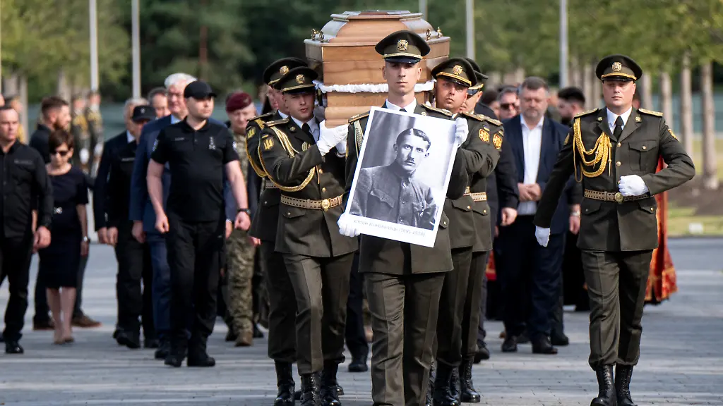 Staatsbegräbnis für umstrittenen ukrainischen Nationalisten Jewhen Konowalez
