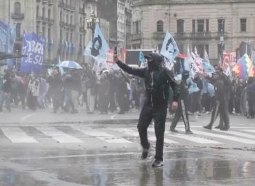 Straßenschlachten in Buenos Aires: Polizei gegen Demonstranten