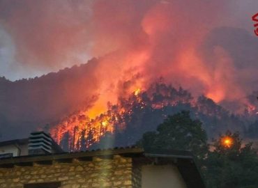 Waldbrand am Gardasee gefährdet Sicherheit von Urlaubern