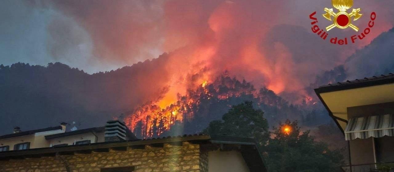 Waldbrand am Gardasee gefährdet Sicherheit von Urlaubern
