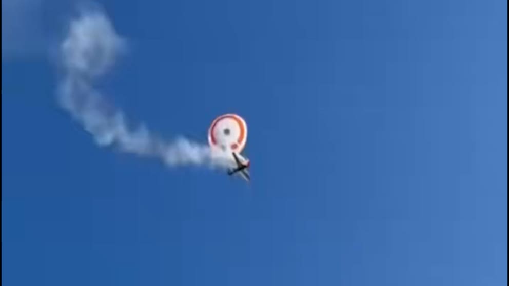 Pilot entkommt brennendem Flugzeug mit Fallschirmrettung