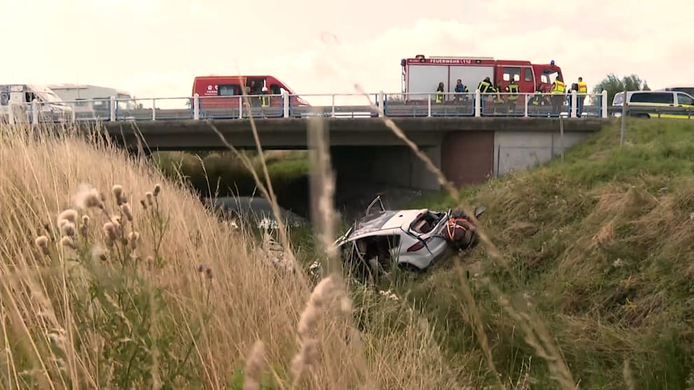 Schwerer Unfall auf der A20: Diplomatenfahrzeug verunglückt