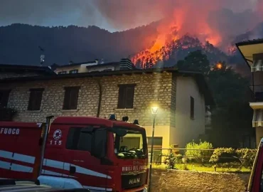 Waldbrand am Gardasee: Evakuierung von 200 Personen