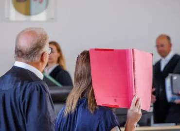 Angeklagte beschimpft Schwester im Gerichtssaal