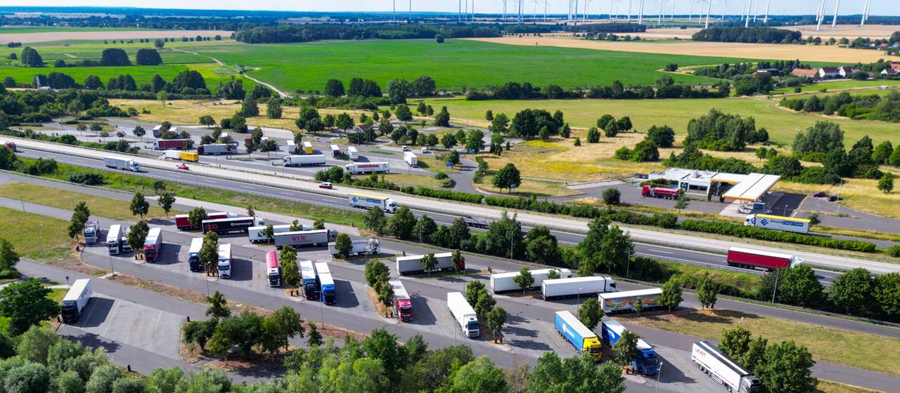 FAQ Maßnahme wegen Niedrigwassers: Was die Lockerung des Lkw-Fahrverbots bedeutet