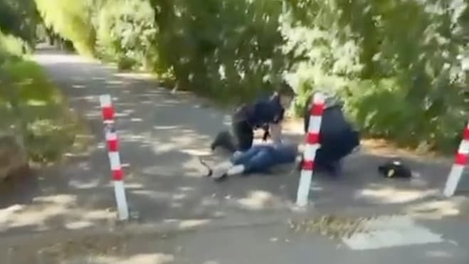 Brutale Attacke auf Straße: Autofahrer erschlägt Fußgänger