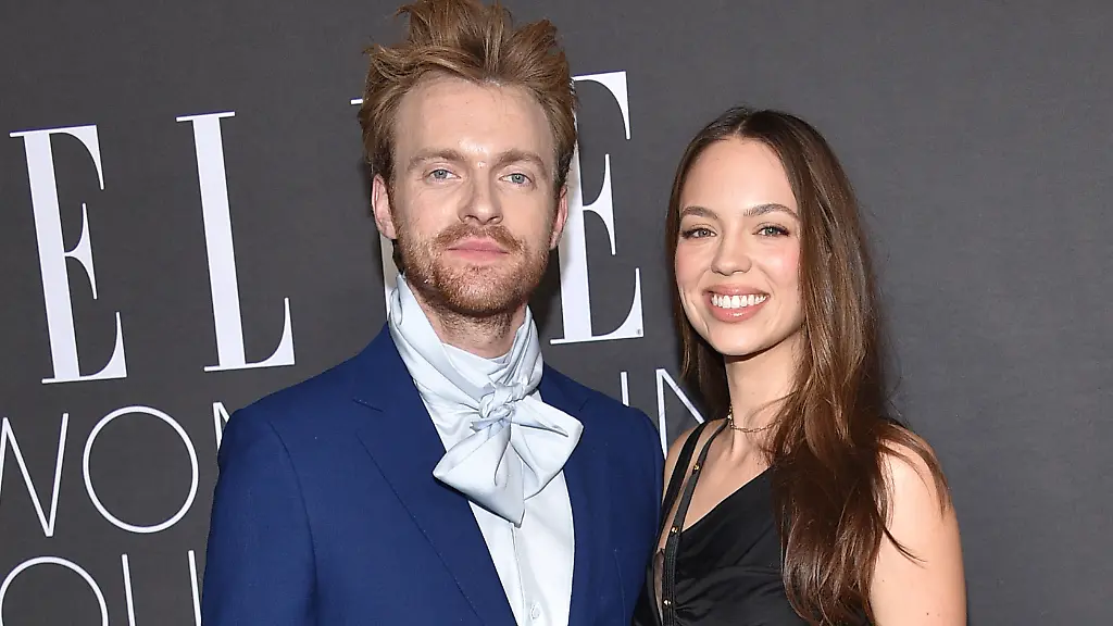 Claudia Sulewski und Finneas: Details zu den Hochzeitslooks