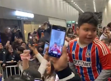 Begeisterung der Fans für WM-Star am Flughafen