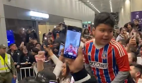 Begeisterung der Fans für WM-Star am Flughafen