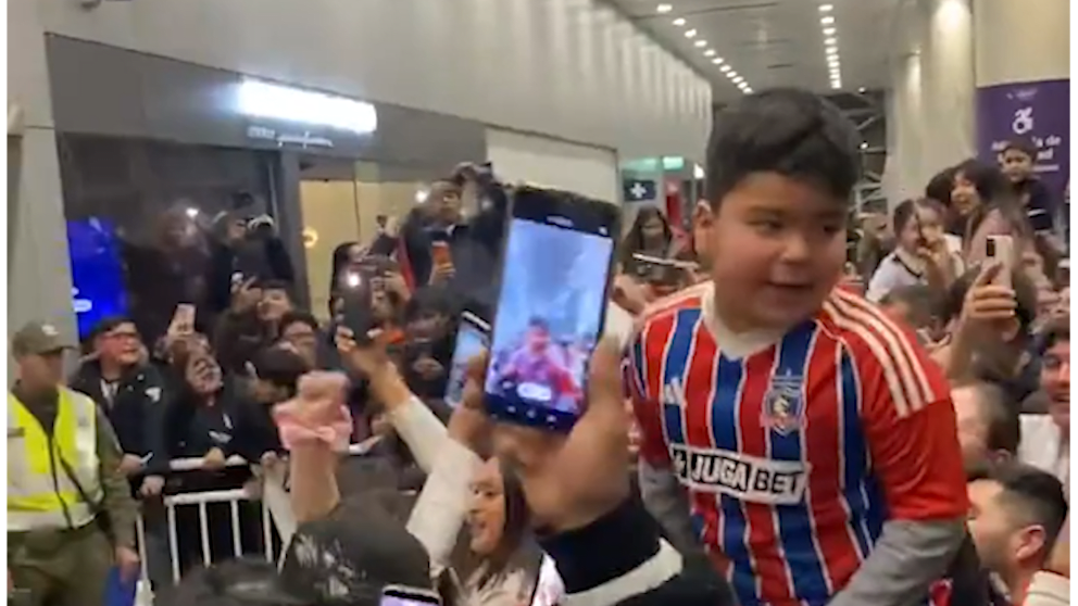 Begeisterung der Fans für WM-Star am Flughafen