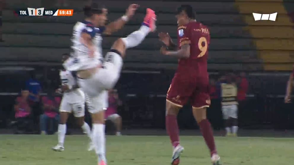 Karate-Kick im Fußballspiel führt zu Roter Karte