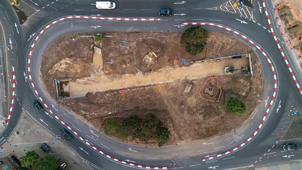 Archäologen entdecken historischen Friedhof unter Kreisverkehr