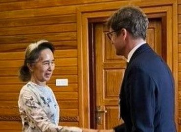 Aung San Suu Kyi trifft Vertreter des Roten Kreuzes