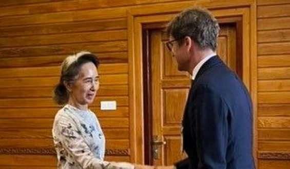 Aung San Suu Kyi trifft Vertreter des Roten Kreuzes