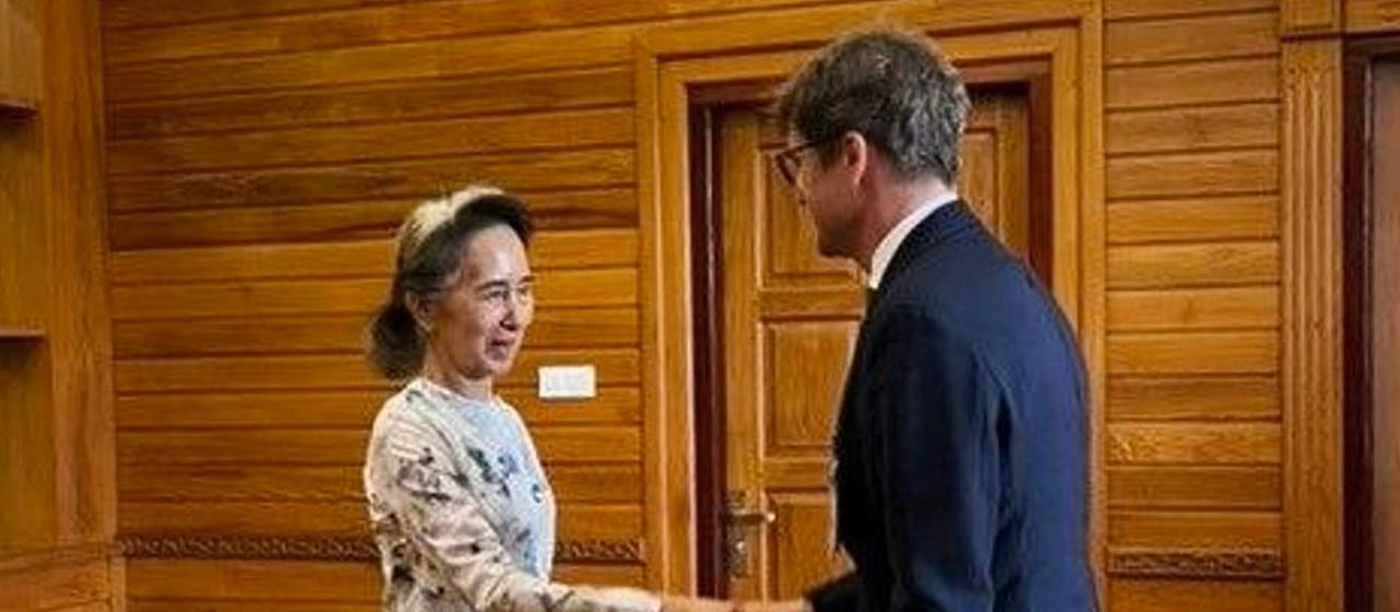 Aung San Suu Kyi trifft Vertreter des Roten Kreuzes