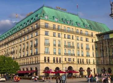 Luxushotel Adlon in Berlin zum Verkauf angeboten