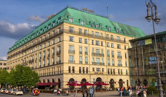 Luxushotel Adlon in Berlin zum Verkauf angeboten