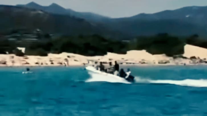 Tragödie am Strand von Sardinien: Flüchtlingsboot verletzt Jugendliche