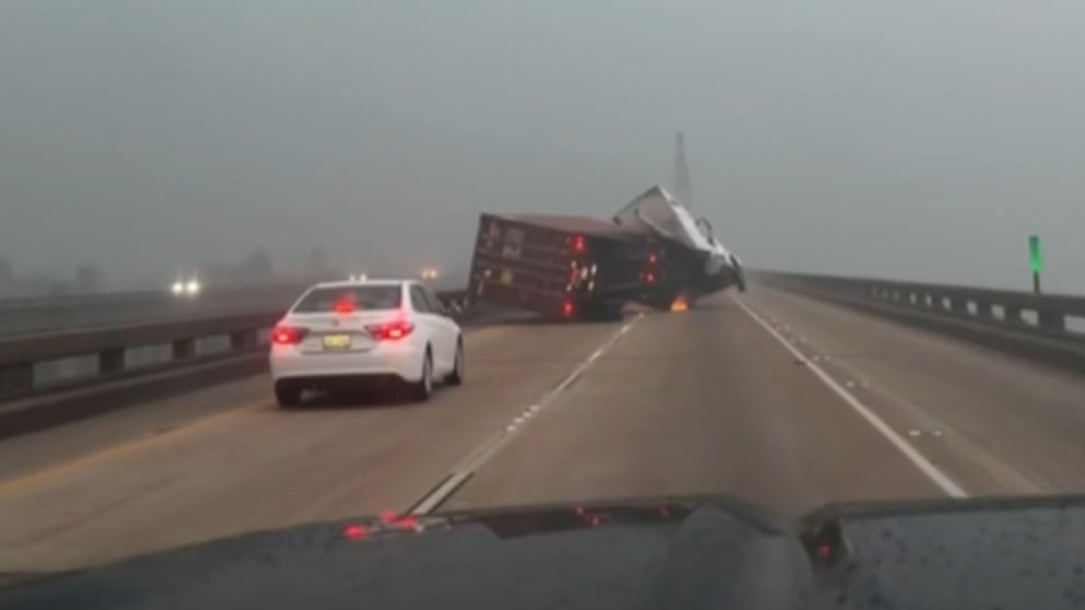 Heftige Unwetter in Louisiana beschädigen LKW