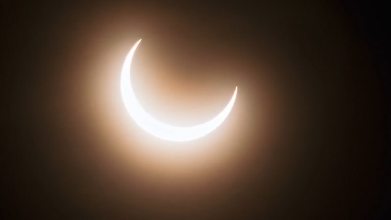 Astrospektakel am Himmel: Beobachtung der Sonnenfinsternis