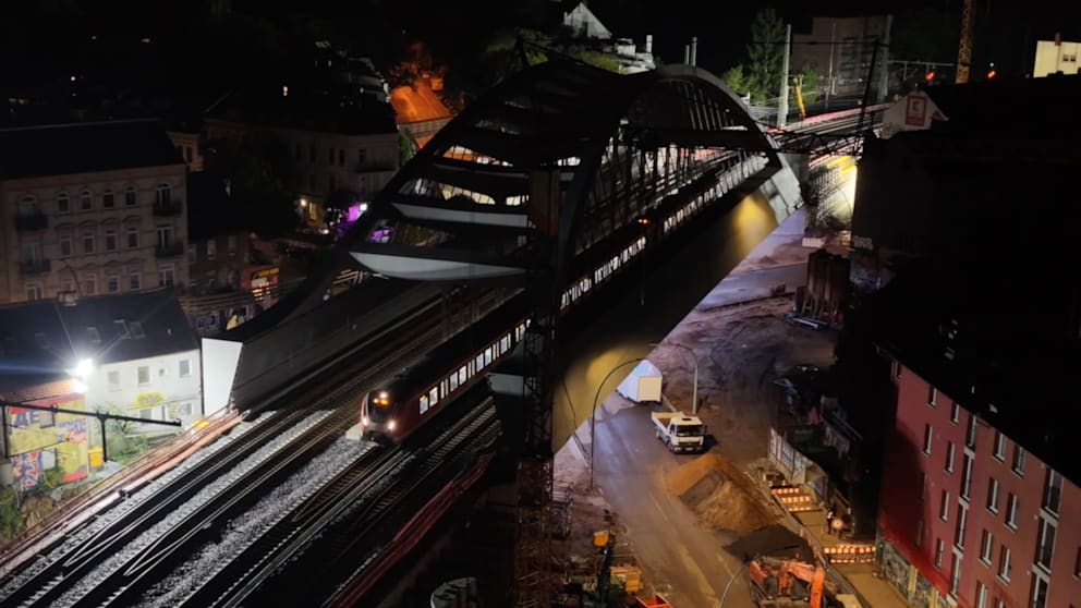 Erste Züge überqueren neue Sternbrücke in Hamburg