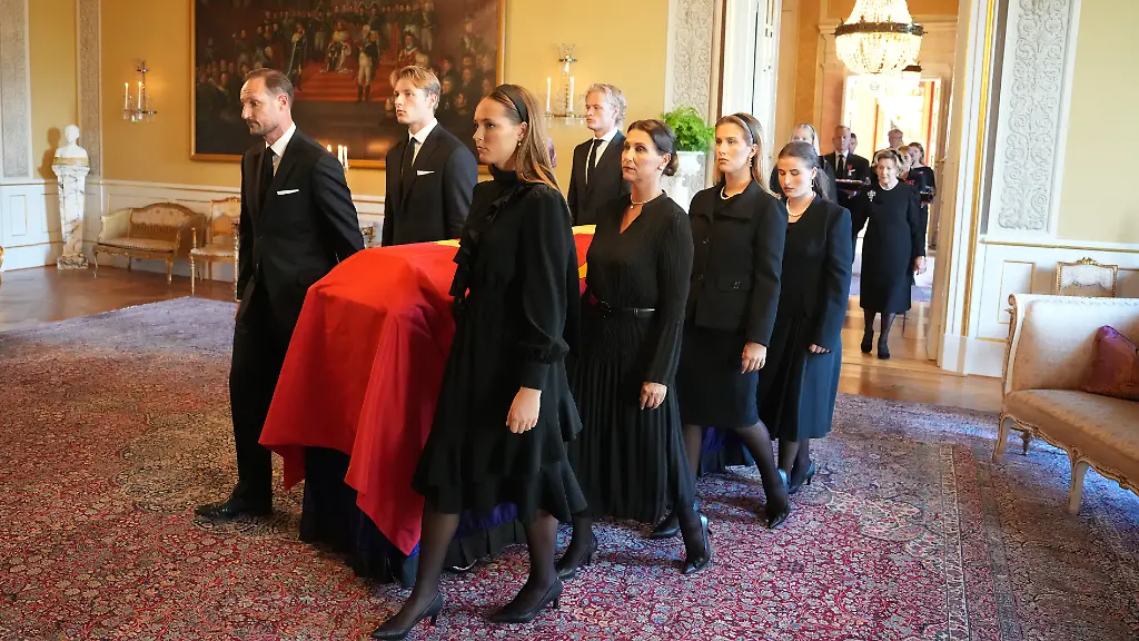 Prozession der norwegischen Königsfamilie zur Schlosskapelle