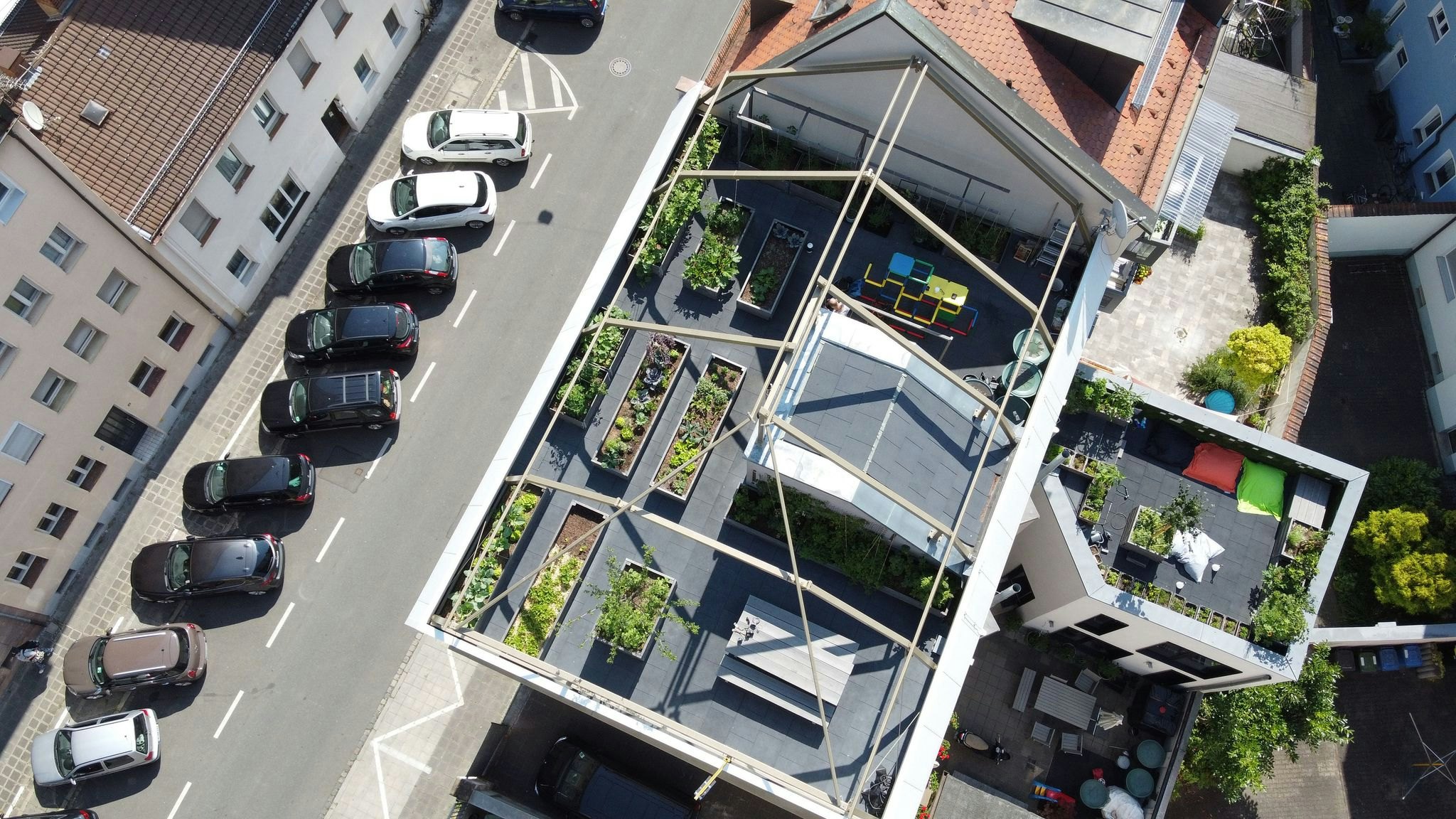 Ein Dachgarten als Oase gegen die Hitze der Stadt