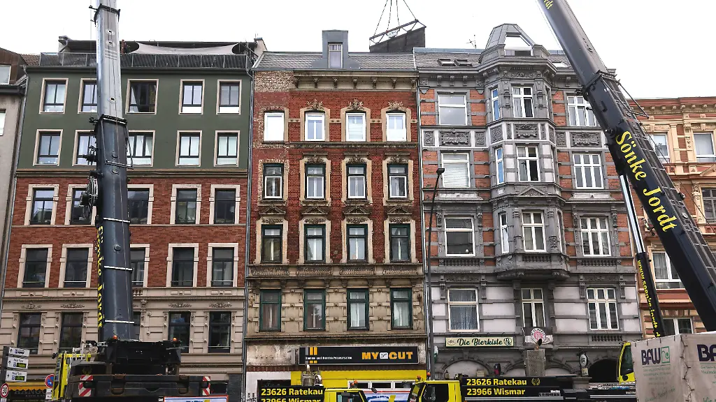 Abriss eines gefährdeten Hauses in Hamburg erschüttert Bewohner