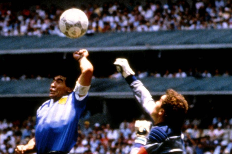 Der legendäre Ball von Diego Maradona versteigert