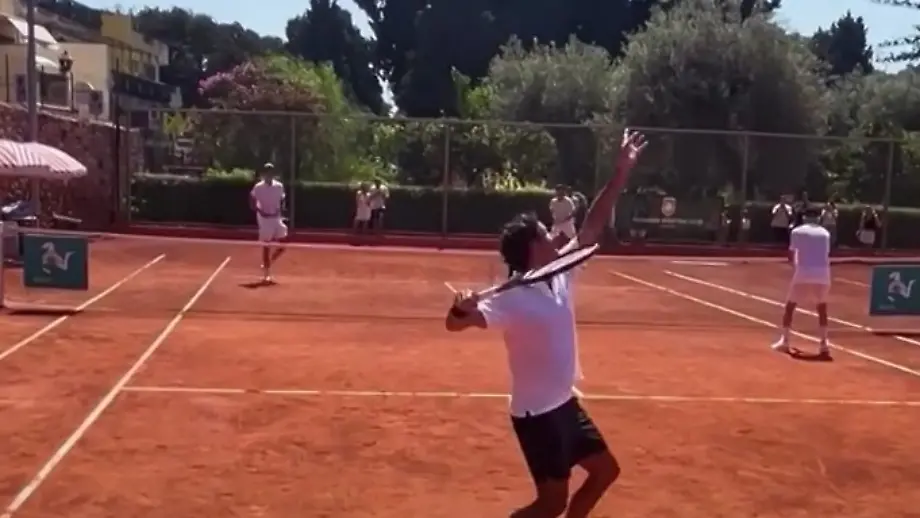 Roger Federer spielt Tennis mit Bernard Arnault