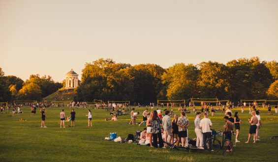 Unter freiem Himmel: Gedanken und Gefühle der Jugend im Englischen Garten