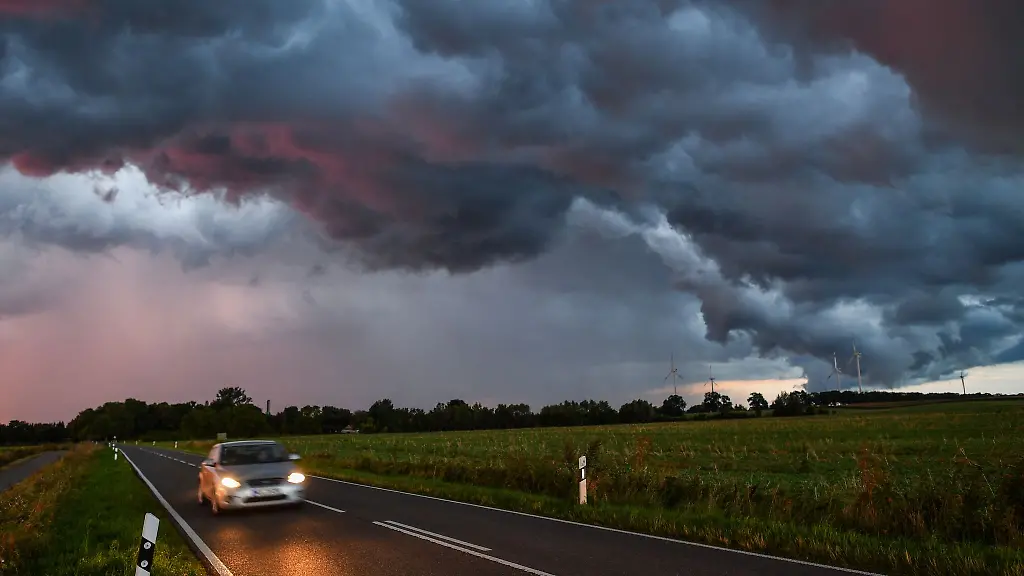 Sicher Fahren bei Gewitter: Was im Auto zu beachten ist