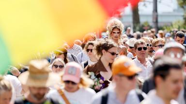 Antidiskriminierungsstelle fordert besseren Schutz für queere Menschen