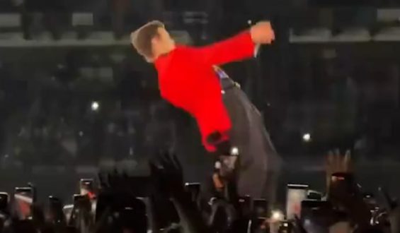 Harry Styles Stürzt Beinahe Bei Auftritt in Mexiko