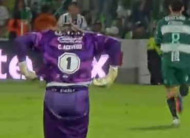 Kuriose Hosen-Panne von Santos-Laguna-Torwart