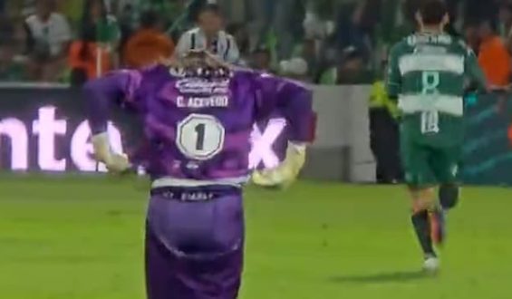 Kuriose Hosen-Panne von Santos-Laguna-Torwart
