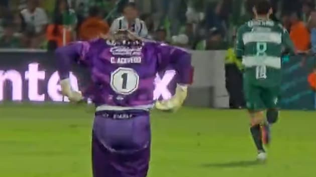 Kuriose Hosen-Panne von Santos-Laguna-Torwart