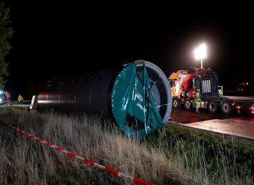 Schwertransport-Unfall auf der B8 und B299 durch Windrad-Bauteil