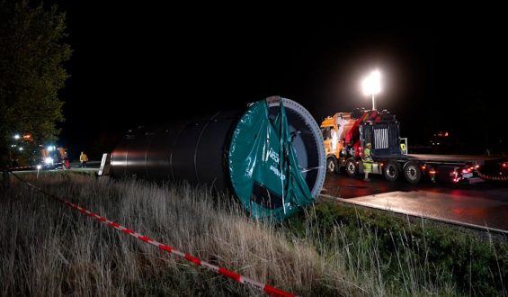 Schwertransport-Unfall auf der B8 und B299 durch Windrad-Bauteil